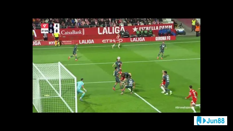 Cầu thủ của Girona đang nỗ lực chạy bóng qua cầu thủ của Espanyol trong trận đấu sôi động.