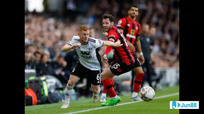 Cầu thủ của Bournemouth vượt qua cầu thủ của Fulham trong trận đấu quyết liệt