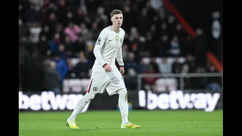 Cầu thủ Atalanta với áo đỏ đang nỗ lực chặn bóng khỏi cầu môn Chelsea