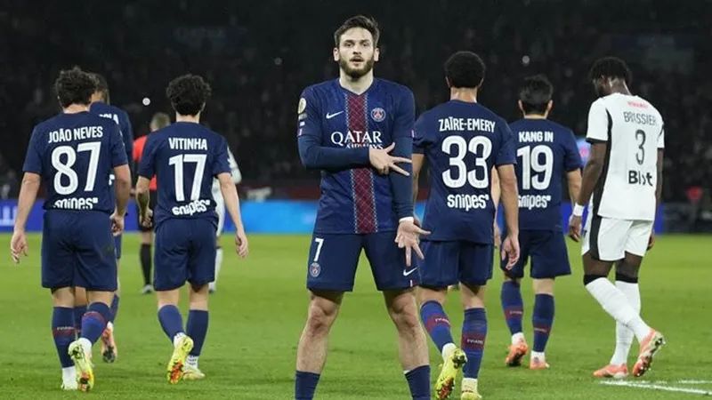 Cầu thủ của Athletic Bilbao dũng mãnh cản phá cú sút của cầu thủ PSG