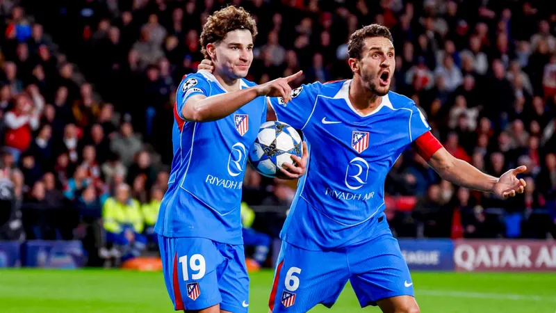 Cầu thủ của Baleares chạy nhanh vượt qua hậu vệ của Atletico Madrid