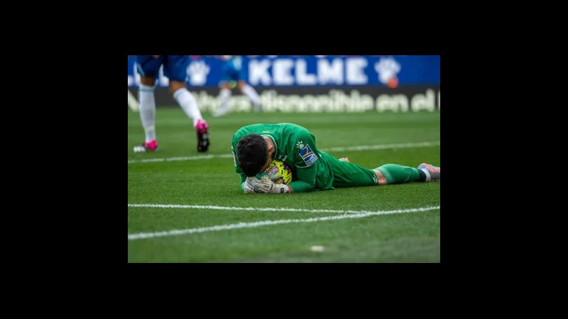 Cầu thủ Baleares tung cú sút mạnh vào khung thành Espanyol