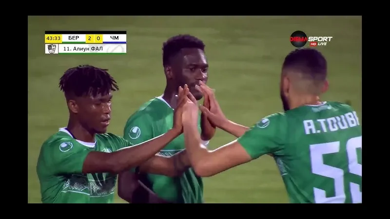 Cầu thủ của Beroe vượt qua hậu vệ của Cherno More trong trận đấu bóng đá