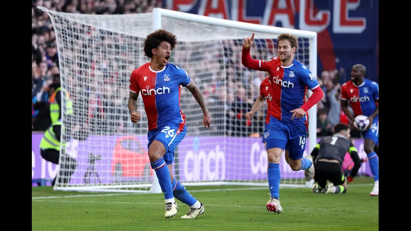 Cầu thủ của Burnley dùng kỹ thuật cá nhân để vượt qua cầu thủ Crystal Palace trên sân cỏ