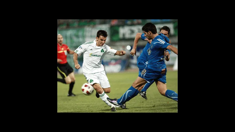 Cầu thủ đội Kavala chống lại sự áp đảo của cầu thủ đội Panathinaikos trên sân cỏ