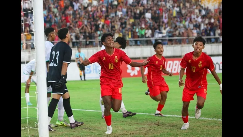 Cầu thủ U17 Nhật Bản dũng cảm đối mặt với hậu vệ U17 Ma Rốc trong trận đấu quyết liệt