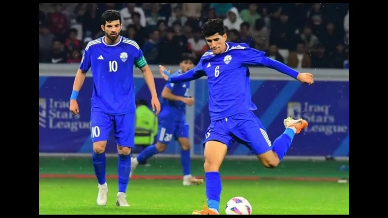 Cầu thủ Al Minaa và Al Shorta đối diện trên sân cỏ