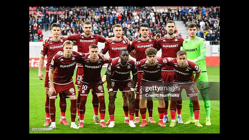 Cầu thủ Hermannstadt và Din Bucuresti tranh chấp bóng trước khán đài