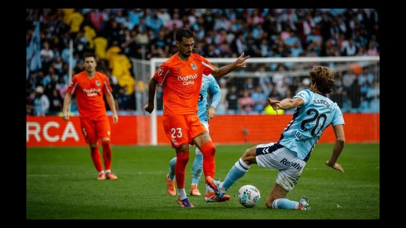 Cầu thủ Paysandu và Miramar đua nhau giành bóng trên sân cỏ