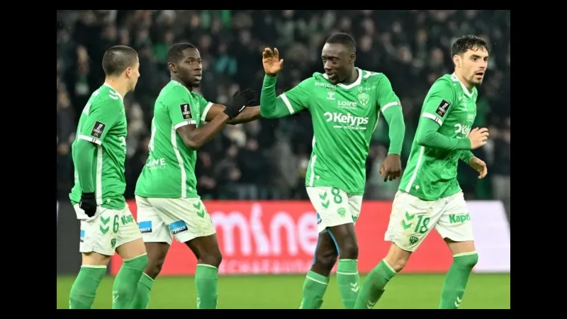 Cầu thủ của Stade de Reims và Saint đấu tranh cho quả bóng