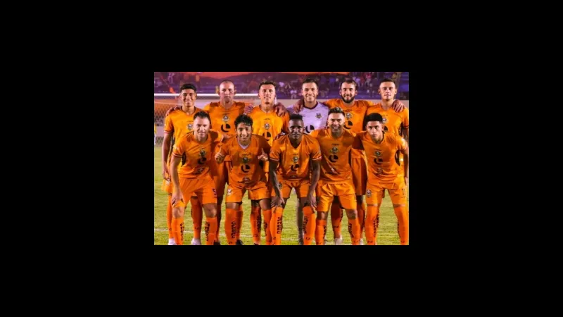 Cầu thủ Anzoategui đang hướng về khung thành, sẵn sàng thực hiện cú sút