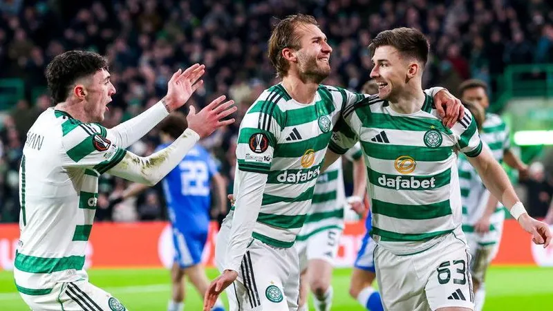 Cầu thủ Celtic và Stuttgart đấu tranh gay cấn trên sân
