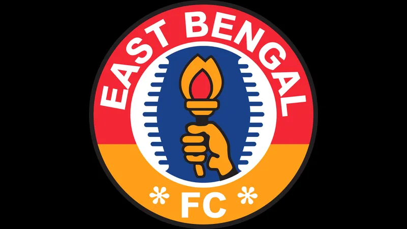 Cầu thủ East Bengal Club nỗ lực giữ bóng trước NorthEast United