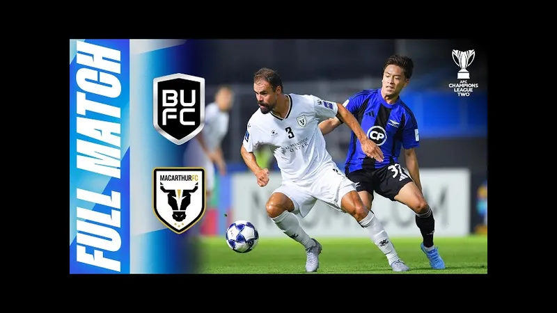 Cầu thủ đội Macarthur FC và Bangkok United đọ sức trên sân cỏ