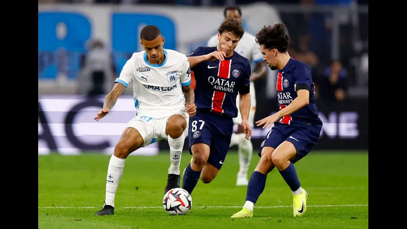 Cầu thủ PSG và Marseille đấu tranh gay cấn trên sân
