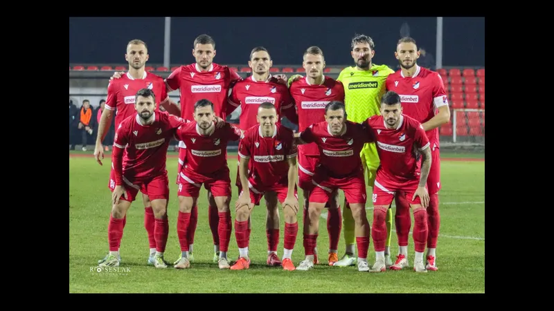 Cầu thủ Sloga Doboj và Tekstilac đua tranh quả bóng trên sân cỏ