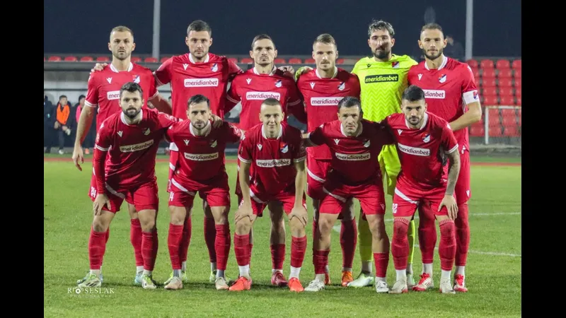 Cầu thủ Sloga Doboj và Tekstilac đấu kịch tính trên sân cỏ