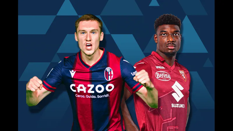 Cầu thủ Torino và Bologna đang tranh chấp bóng trên sân