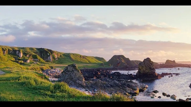 Cầu thủ Bắc Ireland tiến thẳng vào vòng cấm đối phương.