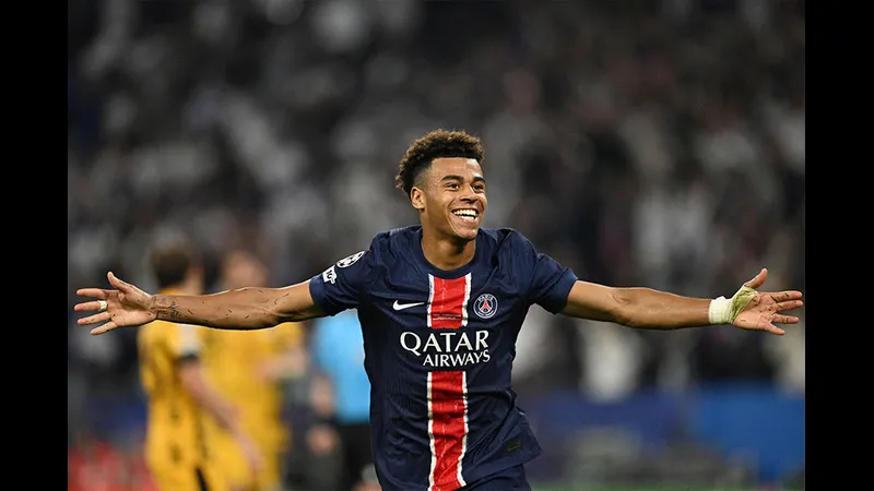 Cầu thủ Colombia và Pháp đang tranh chấp bóng trước khán đài đầy khán giả Cầu thủ Colombia và Pháp đang tranh chấp bóng trước khán đài đầy khán giả