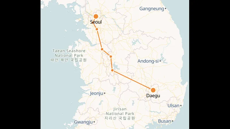 Cầu thủ Deagu và Seoul E tranh chấp quả bóng trên sân cỏ Cầu thủ Deagu và Seoul E tranh chấp quả bóng trên sân cỏ