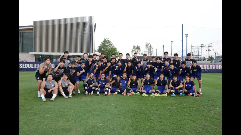 Cầu thủ Deagu và Seoul E tranh chấp quả bóng trên sân Cầu thủ Deagu và Seoul E tranh chấp quả bóng trên sân