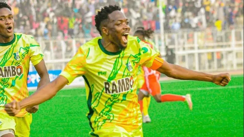 Cầu thủ Kano Pillars và Enyimba tranh chấp quả bóng trên sân cỏ Cầu thủ Kano Pillars và Enyimba tranh chấp quả bóng trên sân cỏ