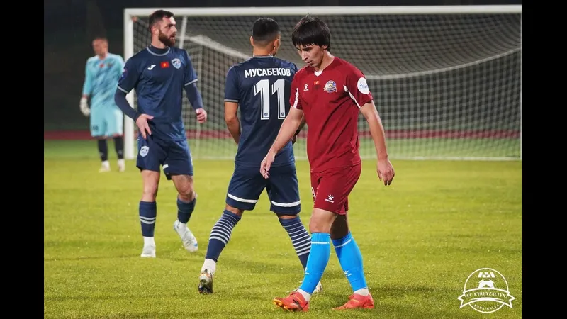 Cầu thủ Kyrgyzaltyn chạy nhanh với bóng trong trận đấu với Muras United