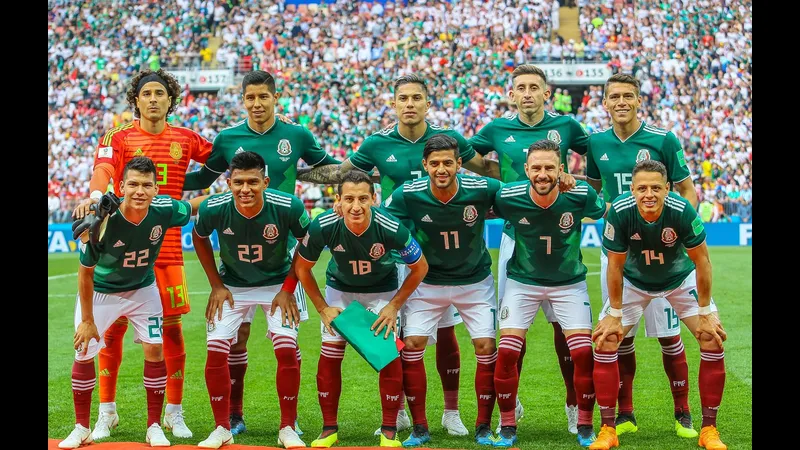 Cầu thủ Mexico và Bồ Đào Nha đang tranh chấp bóng trên sân