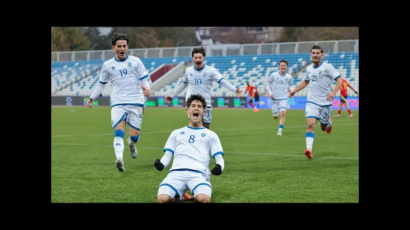 Cầu thủ U19 Kosovo và U19 Thổ Nhĩ Kỳ đấu nhau trên sân cỏ