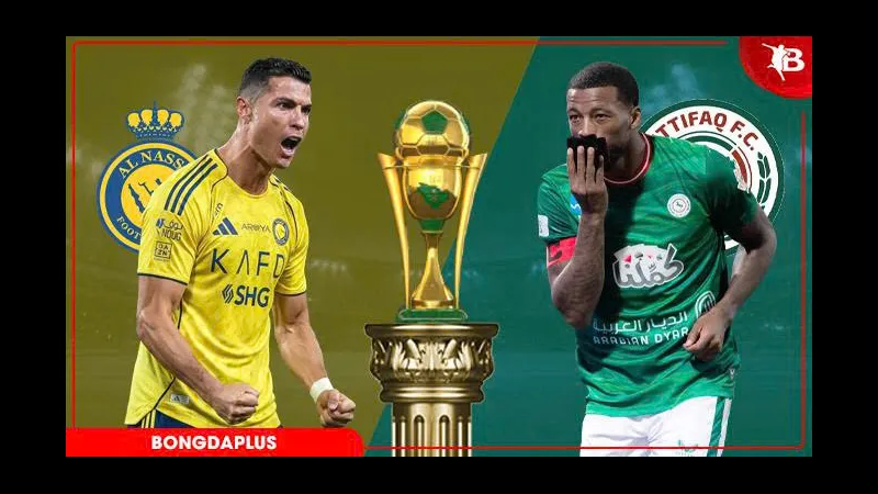 Cầu thủ Al Nassr và Al Ettifaq tranh chấp bóng trên sân